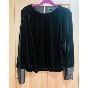 Súper cute and elegant Zara black velvet blouse Sz medium 🎀